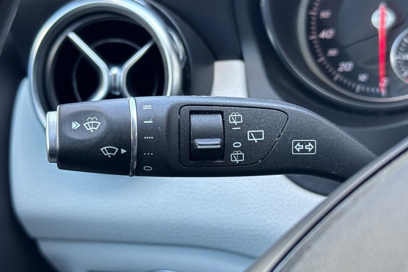 Mercedes-Benz GLA Vehicle Full-screen Gallery Image 37