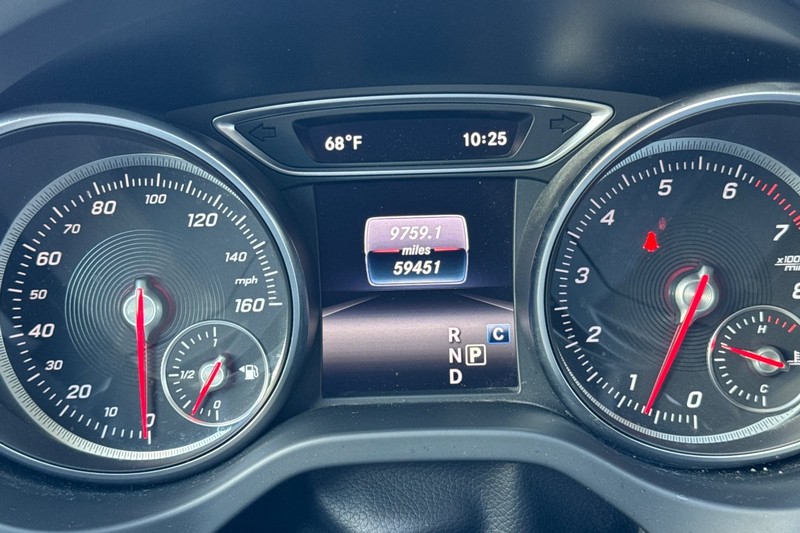 Mercedes-Benz GLA Vehicle Full-screen Gallery Image 39
