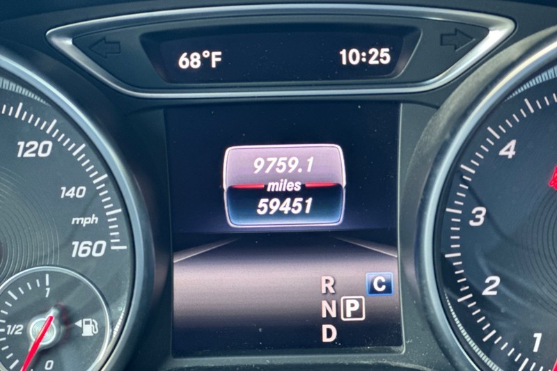 Mercedes-Benz GLA Vehicle Full-screen Gallery Image 40