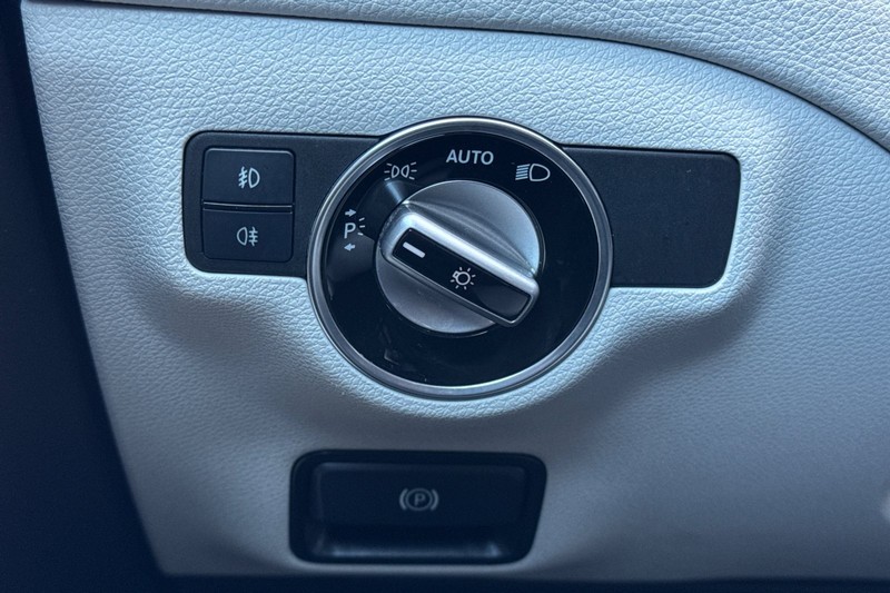 Mercedes-Benz GLA Vehicle Full-screen Gallery Image 41