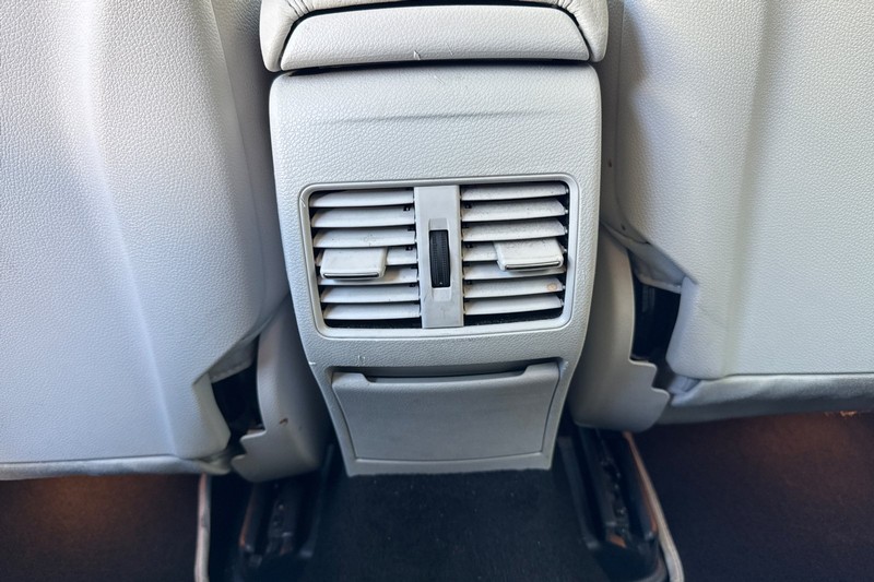 Mercedes-Benz GLA Vehicle Full-screen Gallery Image 42