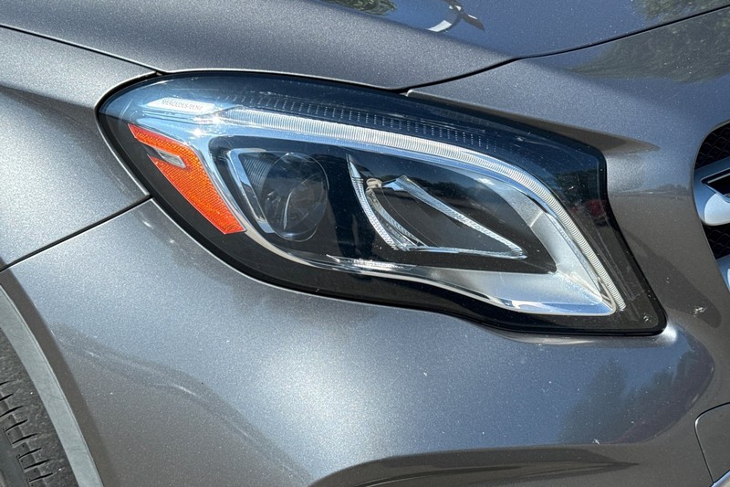 Mercedes-Benz GLA Vehicle Full-screen Gallery Image 45
