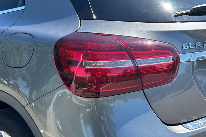 Mercedes-Benz GLA Vehicle Full-screen Gallery Image 47