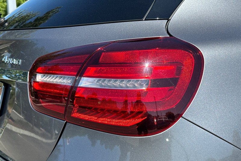 Mercedes-Benz GLA Vehicle Full-screen Gallery Image 49
