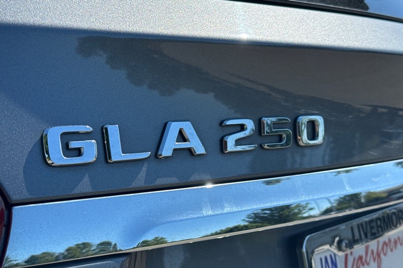 Mercedes-Benz GLA Vehicle Full-screen Gallery Image 50
