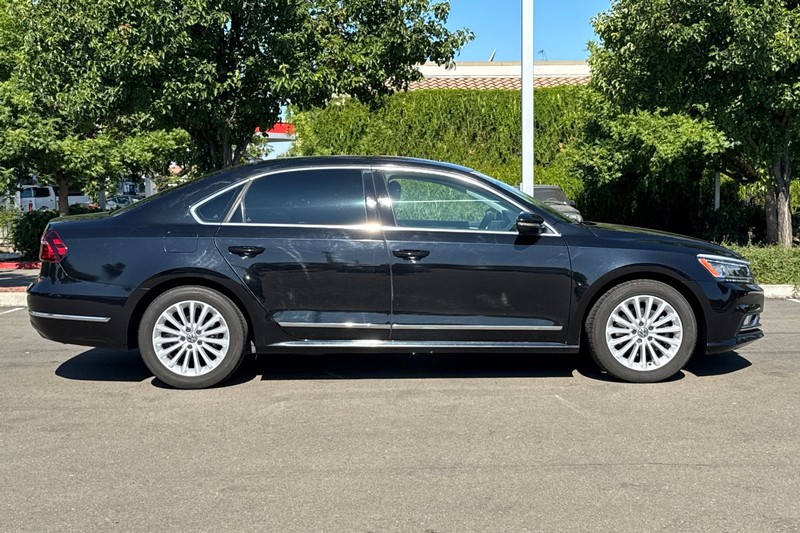 Volkswagen Passat Vehicle Full-screen Gallery Image 03