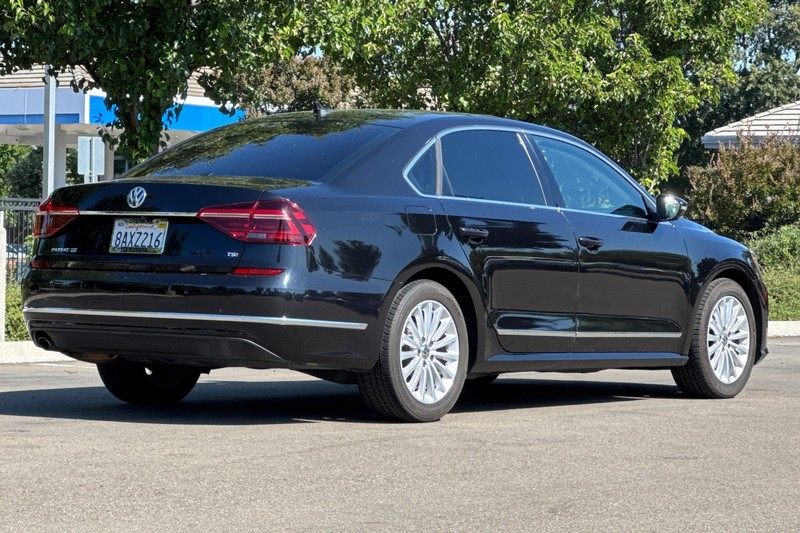 Volkswagen Passat Vehicle Full-screen Gallery Image 04