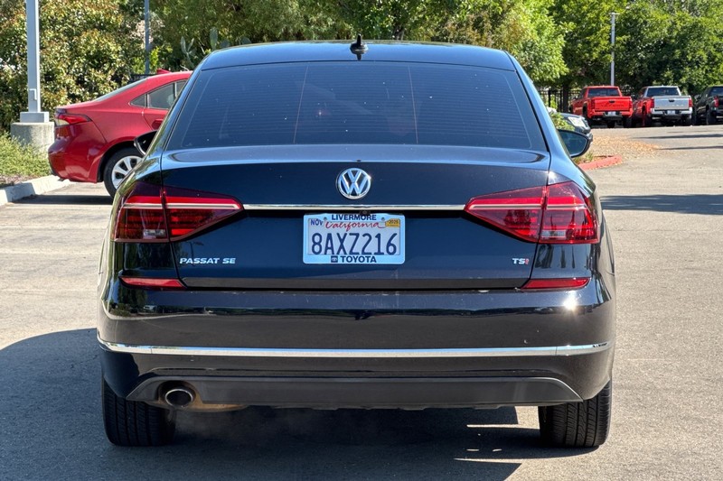 Volkswagen Passat Vehicle Full-screen Gallery Image 05