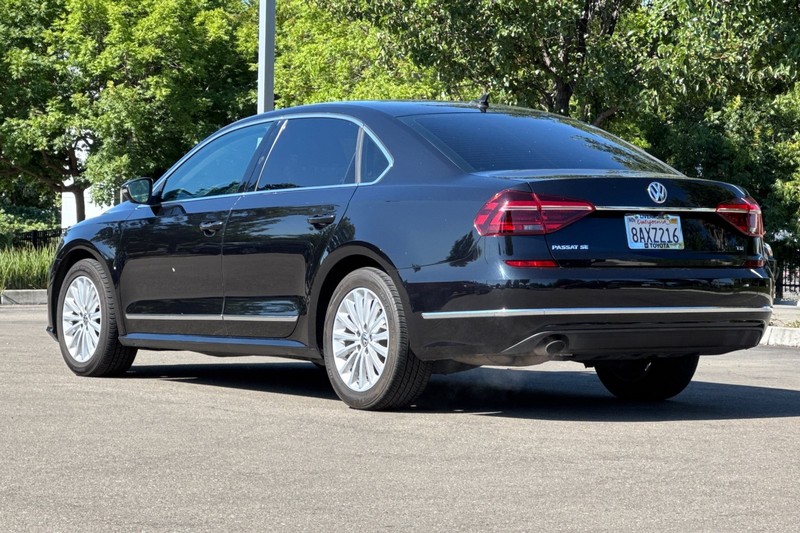 Volkswagen Passat Vehicle Full-screen Gallery Image 06