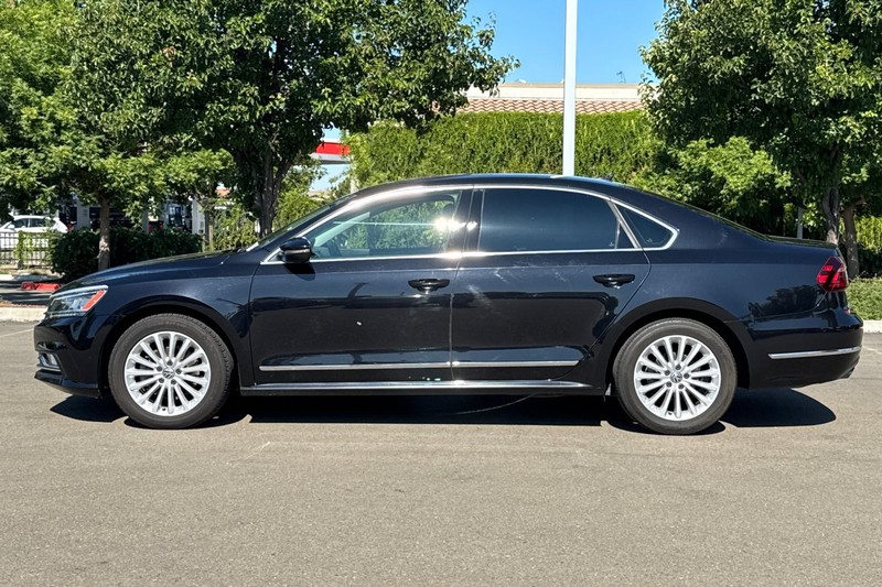 Volkswagen Passat Vehicle Full-screen Gallery Image 07