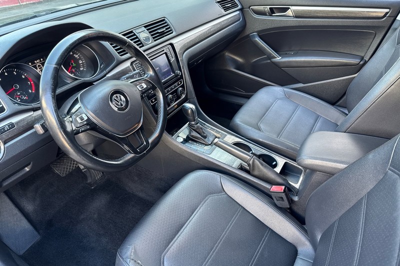 Volkswagen Passat Vehicle Full-screen Gallery Image 10