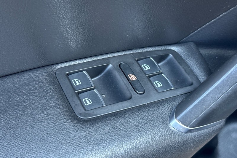 Volkswagen Passat Vehicle Full-screen Gallery Image 12