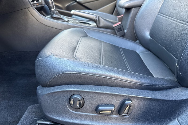 Volkswagen Passat Vehicle Full-screen Gallery Image 13