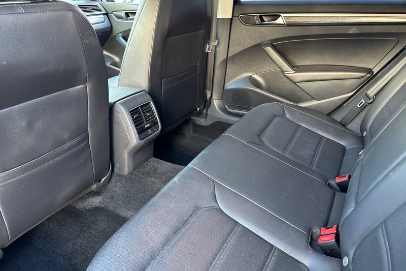Volkswagen Passat Vehicle Full-screen Gallery Image 14
