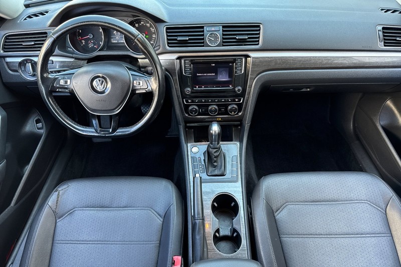 Volkswagen Passat Vehicle Full-screen Gallery Image 15