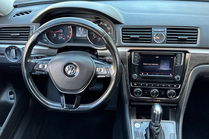 Volkswagen Passat Vehicle Full-screen Gallery Image 16
