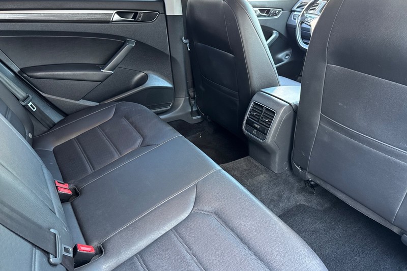 Volkswagen Passat Vehicle Full-screen Gallery Image 17