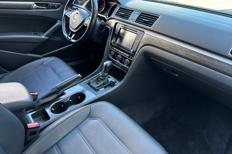 Volkswagen Passat Vehicle Full-screen Gallery Image 18