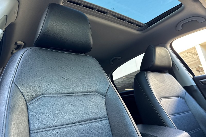 Volkswagen Passat Vehicle Full-screen Gallery Image 19