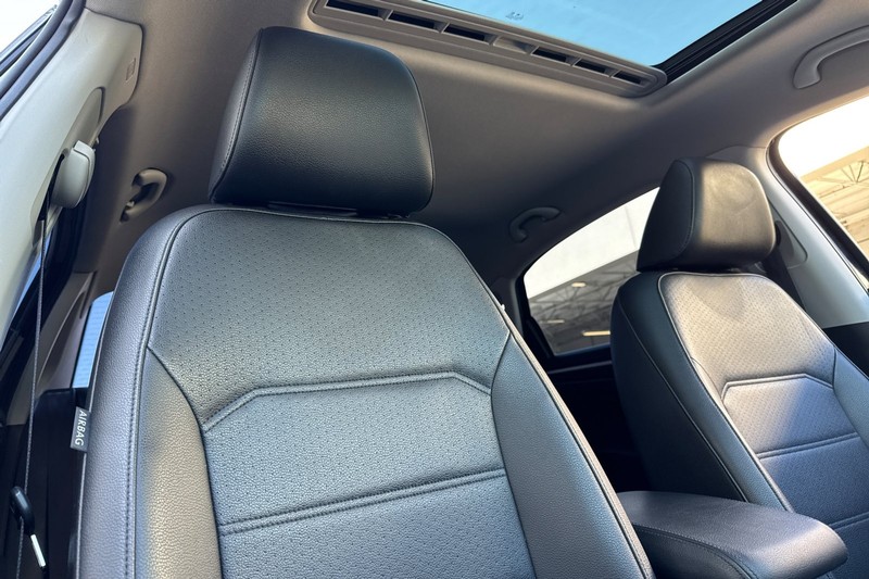 Volkswagen Passat Vehicle Full-screen Gallery Image 20