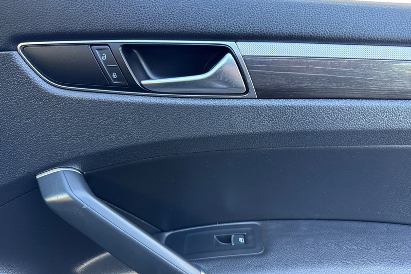 Volkswagen Passat Vehicle Full-screen Gallery Image 21