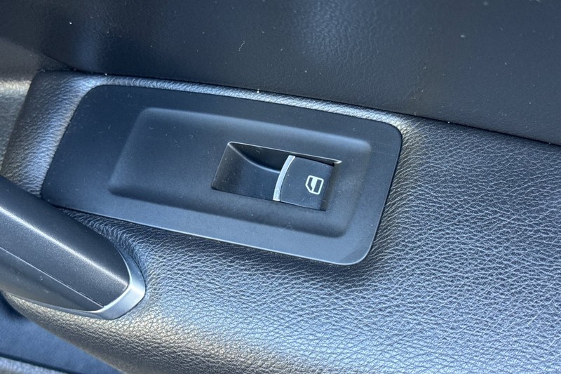 Volkswagen Passat Vehicle Full-screen Gallery Image 22