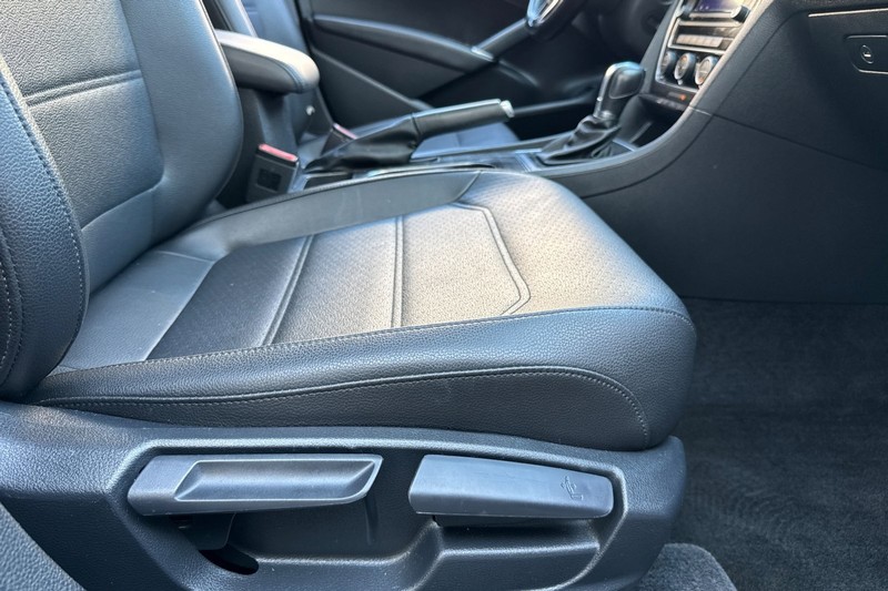 Volkswagen Passat Vehicle Full-screen Gallery Image 23