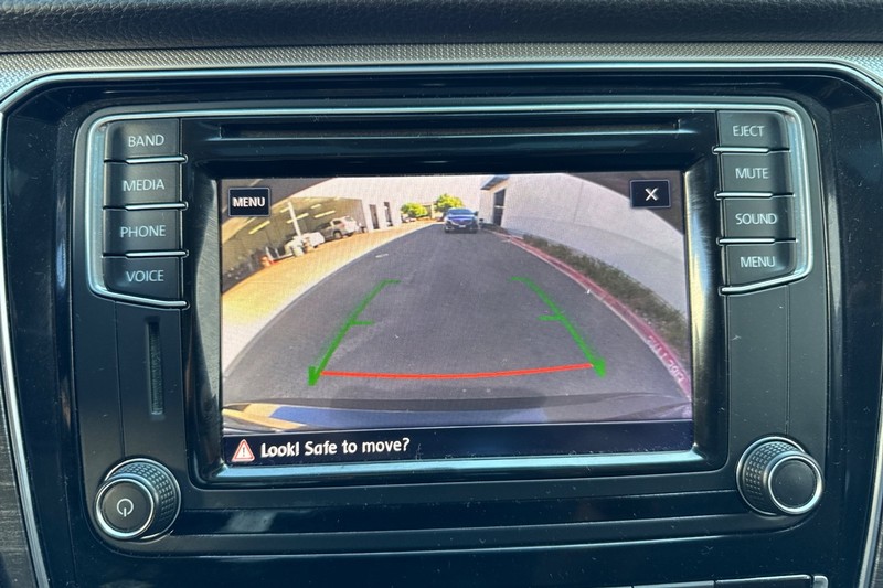 Volkswagen Passat Vehicle Full-screen Gallery Image 27