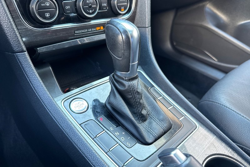 Volkswagen Passat Vehicle Full-screen Gallery Image 33