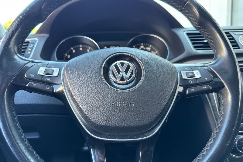 Volkswagen Passat Vehicle Full-screen Gallery Image 35