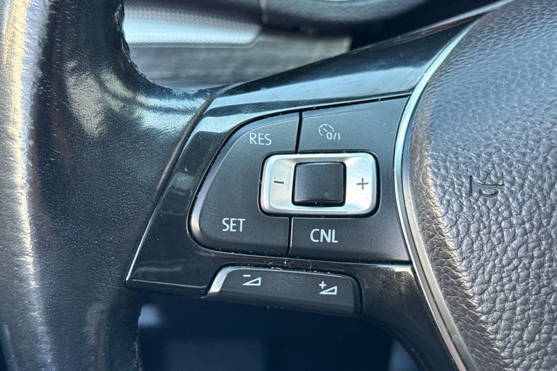 Volkswagen Passat Vehicle Full-screen Gallery Image 36