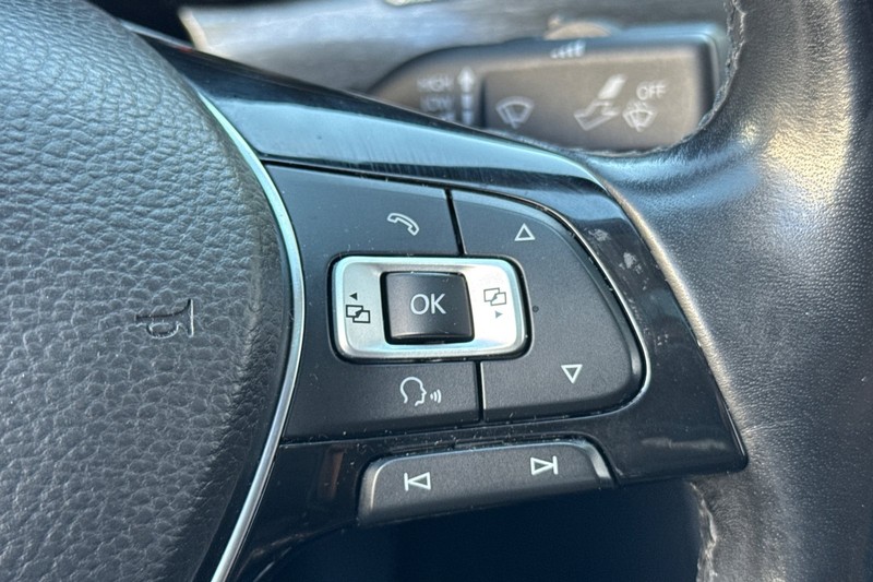 Volkswagen Passat Vehicle Full-screen Gallery Image 38