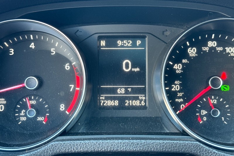 Volkswagen Passat Vehicle Full-screen Gallery Image 40