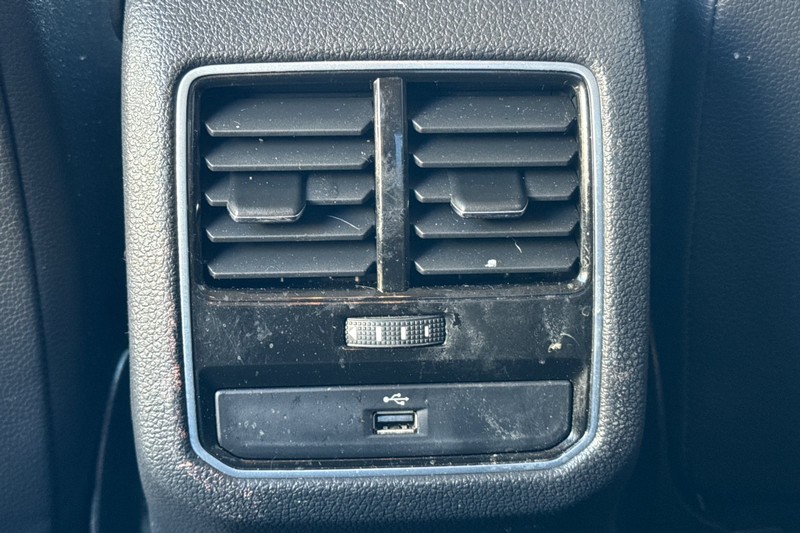 Volkswagen Passat Vehicle Full-screen Gallery Image 43