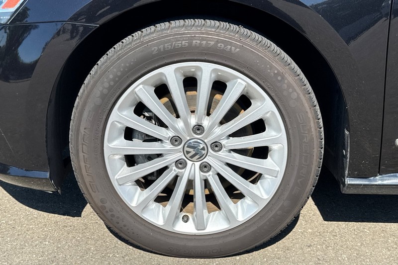 Volkswagen Passat Vehicle Full-screen Gallery Image 45