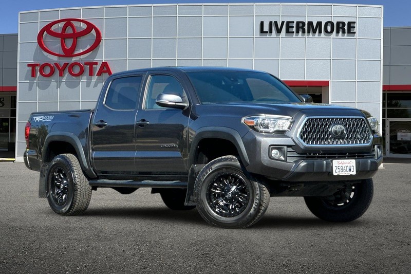 Toyota Tacoma 4WD Vehicle Full-screen Gallery Image 02