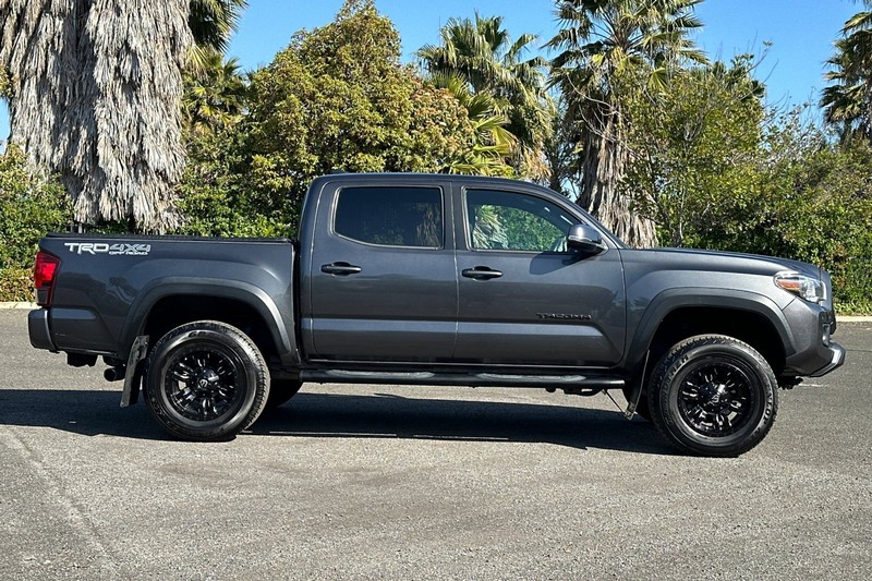Toyota Tacoma 4WD Vehicle Full-screen Gallery Image 03
