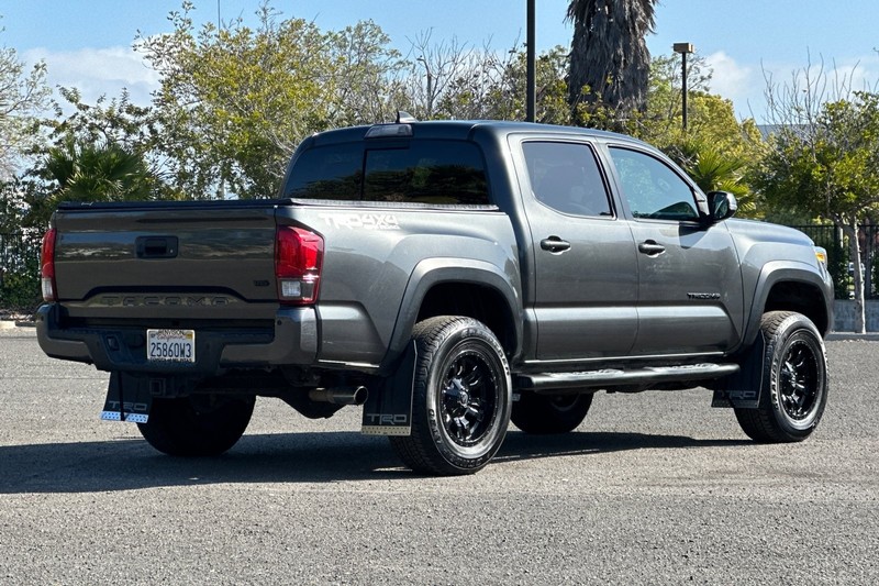 Toyota Tacoma 4WD Vehicle Full-screen Gallery Image 04