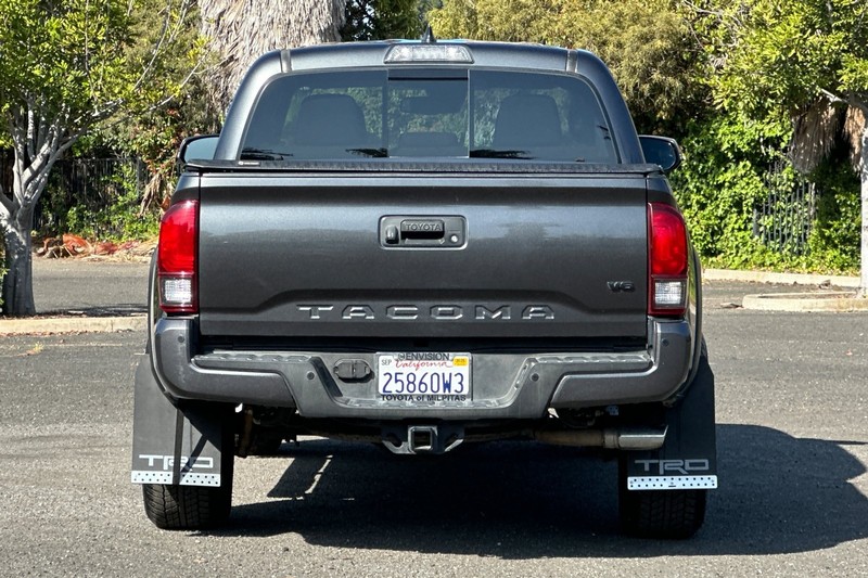 Toyota Tacoma 4WD Vehicle Full-screen Gallery Image 05