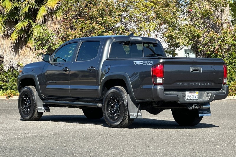 Toyota Tacoma 4WD Vehicle Full-screen Gallery Image 06