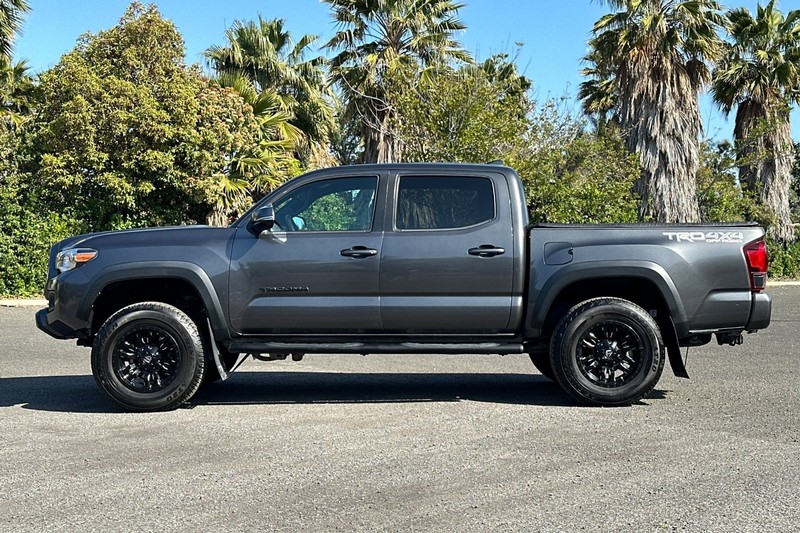 Toyota Tacoma 4WD Vehicle Full-screen Gallery Image 07