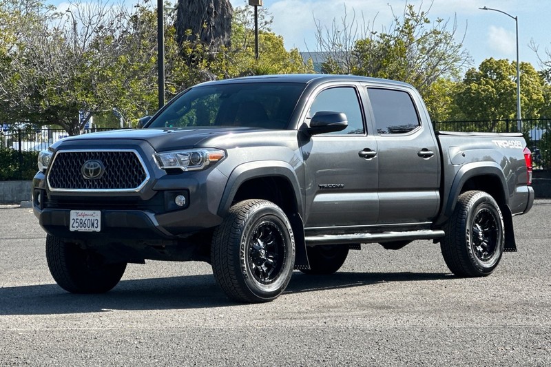 Toyota Tacoma 4WD Vehicle Full-screen Gallery Image 08
