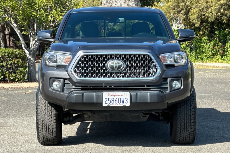 Toyota Tacoma 4WD Vehicle Full-screen Gallery Image 09