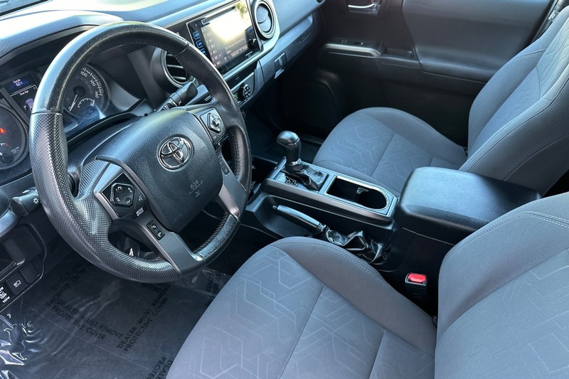 Toyota Tacoma 4WD Vehicle Full-screen Gallery Image 10