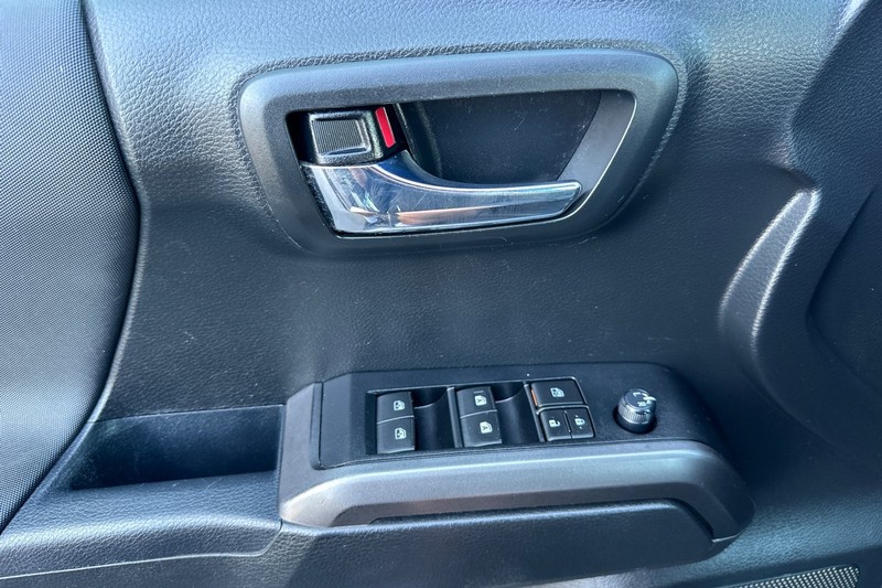 Toyota Tacoma 4WD Vehicle Full-screen Gallery Image 11