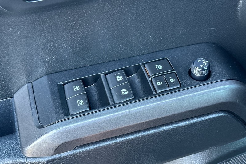 Toyota Tacoma 4WD Vehicle Full-screen Gallery Image 12