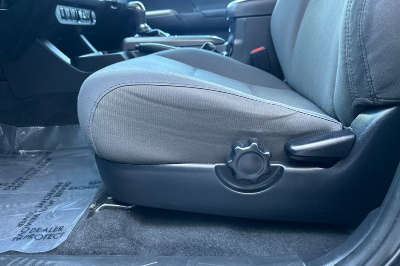 Toyota Tacoma 4WD Vehicle Full-screen Gallery Image 13