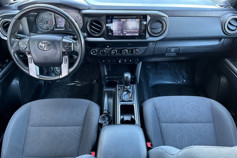 Toyota Tacoma 4WD Vehicle Full-screen Gallery Image 15