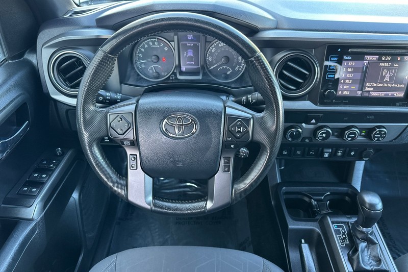 Toyota Tacoma 4WD Vehicle Full-screen Gallery Image 16