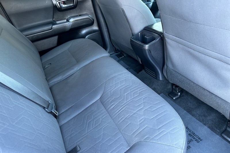 Toyota Tacoma 4WD Vehicle Full-screen Gallery Image 17